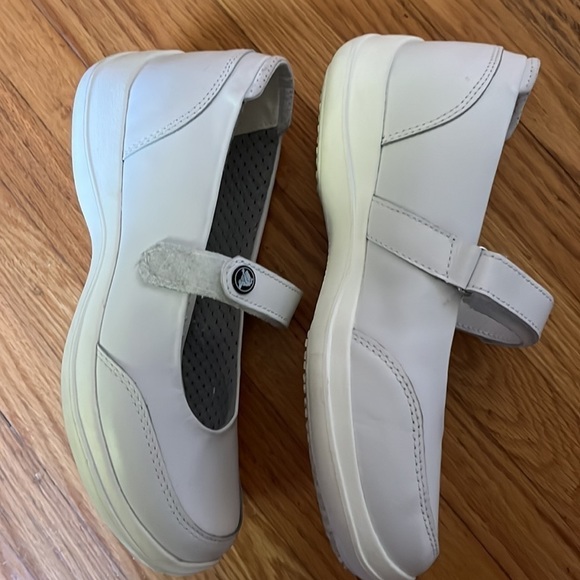 CROCS white Mary Jane style leather like upper Velcro strap size 7 - Picture 4 of 7